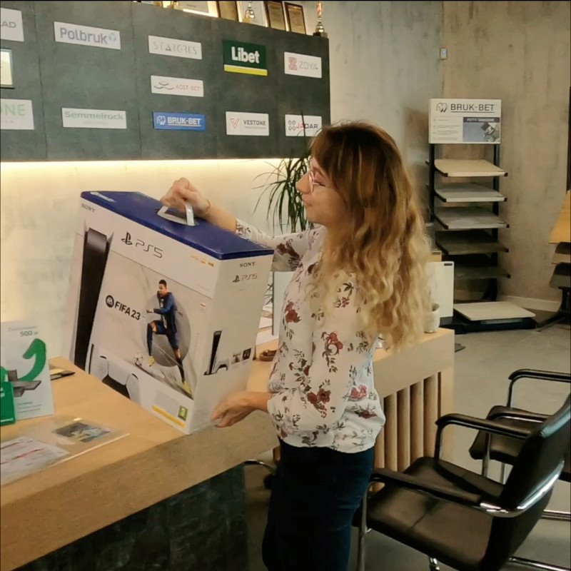 Baner: Konkursy dla naszych klientów
Lubimy nagradzać naszych klientów – i robimy to regularnie. Jeśli kupujesz w Galerii Kostki, masz szansę wziąć udział w konkursach, w których do wygrania jest m.in. konsola PS5 + gra.
Zasady są proste, a udział dostępny dla naszych klientów. Co jakiś czas uruchamiamy nowe edycje, więc warto być na bieżąco.
To nasz sposób na podziękowanie za zaufanie – i dodatkowy bonus do dobrze zrealizowanej inwestycji.
Szczegóły, aktualne konkursy i zasady znajdziesz w linku poniżej.