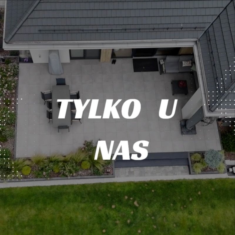 Baner: Inspiracje z życia, nie z katalogu
Zapomnij o idealnych wizualizacjach, które dobrze wyglądają tylko na ekranie. W tej sekcji pokazujemy prawdziwe realizacje u naszych klientów – zdjęcia i materiały video z miejsc, które funkcjonują na co dzień.
Zobaczysz, jak kostka brukowa, płyty tarasowe i ogrodzenia prezentują się nie tylko tuż po montażu, ale również po kilku sezonach użytkowania. Deszcz, słońce, mróz, codzienne użytkowanie – tu nic nie jest ukryte. 
Dzięki temu możesz zobaczyć zarówno mocne strony konkretnych rozwiązań, jak i rzeczy, na które warto zwrócić uwagę przed podjęciem decyzji.
To też świetne miejsce, żeby podejrzeć gotowe pomysły – układy nawierzchni, łączenie materiałów, detale wykończenia czy pomysły na ogrodzenie. Często to właśnie tu pojawiają się inspiracje, które później przeradzają się w konkretny projekt.
Jeśli chcesz podejmować decyzje na podstawie realnych przykładów, a nie marketingowych obietnic – jesteś w dobrym miejscu.